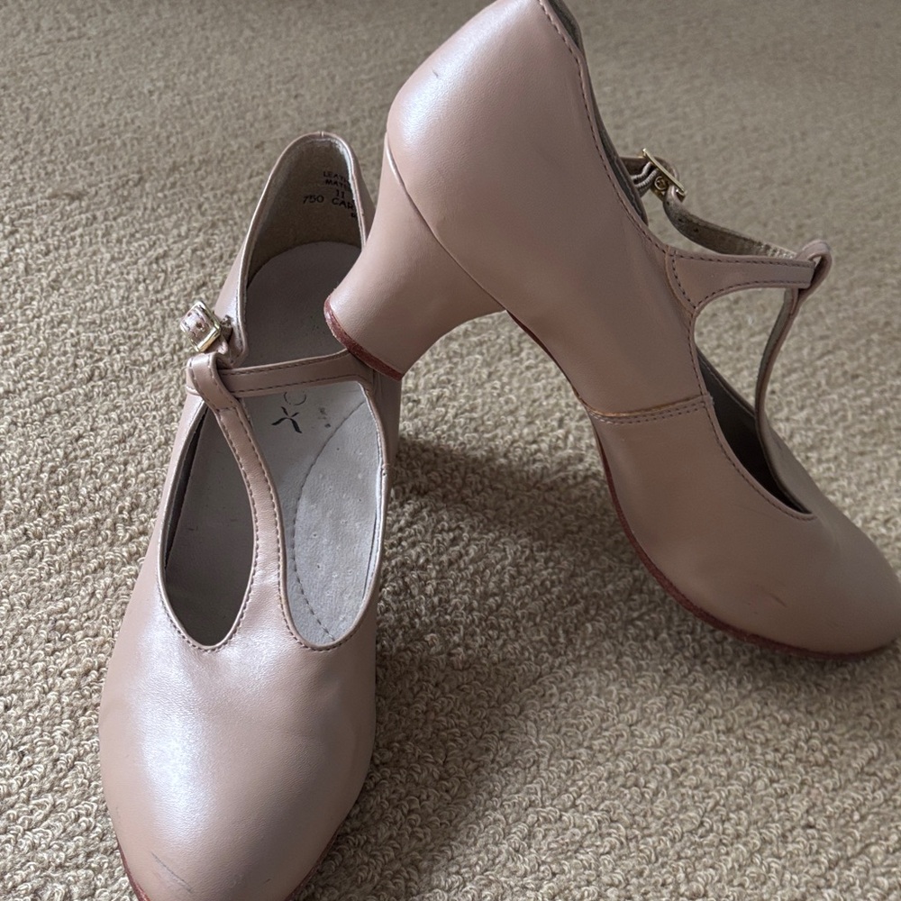 Capezio Neutral Tan Women’s Dance and Theatre Shoes Size 11
